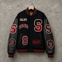 Veste de baseball personnalisée noire et rouge avec badge brodé, lettres graphiques, patchwork, manches contrastées, poignets côtelés, streetwear pour hommes