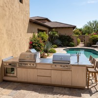 Meubles de cuisine extérieurs sur mesure Hyrley en acier inoxydable linéaire taupe, incluant un barbecue à gaz, une évier et un réfrigérateur pour pergola et terrasse