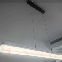 Lustre LED moderne en alabâtre linéaire, finition or brossé, luminaire horizontal pour îlot de cuisine, idéal pour salle à manger