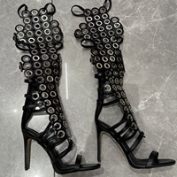 Sandales à talons hauts noires à lanières de style punk avec décorations en anneaux métalliques argentés - Sandales gladiateur au-dessus du genou pour femmes