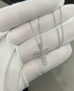 Collana con Croce in Diamante Sintetico in Catene d'Oro Giallo/Bianco/Rosa 18K Stile Minimalista - Product Image 4