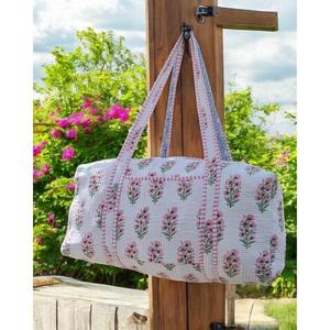 Sac de voyage matelassé en coton fait main avec imprimé blocs tendance, poignées robustes, spacieux, léger et idéal pour les escapades de week-end et la salle de sport - Product Image 4