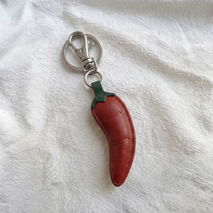 Porte-clés en cuir rouge en forme de piment, breloque mignonne rembourrée en métal pour sacs à main, sacs à dos, cadeau - Product Image 5