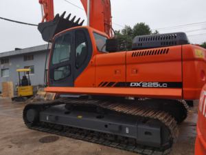 Excavatrice sur chenilles DOOSAN DX225LC d'occasion, 22 tonnes, excellent état, modèle 2022, avec brise-roche hydraulique, moteur, pompe, roulement, CE - Product Image 4