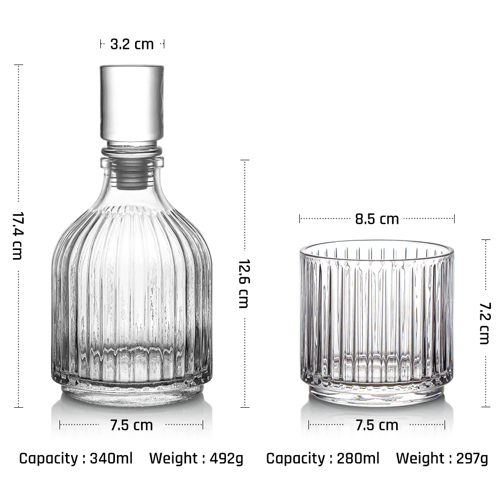Carafe à décantation nervurée transparente avec un verre.