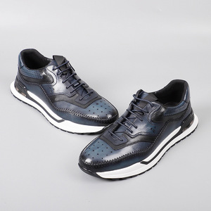 รองเท้ากีฬาหนังแท้สไตล์สปริงใหม่สำหรับผู้ชาย ระบายอากาศได้ดี นุ่มสบาย พร้อมเชือกผูก รองเท้าลำลองแบบพื้นหนาสำหรับผู้ชาย - Product Image 1