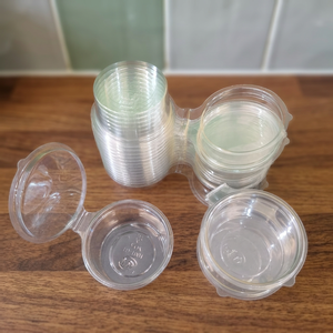 Vasos de plástico PET de 2 oz/60 ml para salsa con tapas abatibles, recipientes desechables para salsa, vasos para condimentos para llevar, envases para alimentos - Product Image 1