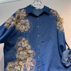 Completo in Denim di Lusso 2026 <span class=keywords><strong>con</strong></span> Camicia a Fiori e Pantaloni a <span class=keywords><strong>Gamba</strong></span> Larga per Donna - Product Image 4