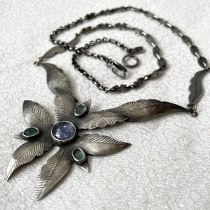 สร้อยคอเซราฟิมงานฝีมือจากทองแดง แทนซาไนต์ และอะพาไทต์ - ชิ้นงานที่ไม่เหมือนใคร - สร้อยคอรูปดอกกล้วยไม้ - Product Image 3