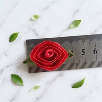 Rose en ruban de satin faite à la main de luxe avec feuilles vertes pour bouteille cosmétique, bricolage, couture, applique, décoration de mariage