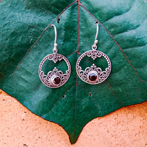 Pendientes de aro finos de plata de ley ornamentada de Bali clásica, joyería de boda, patrón geométrico de topacio granate para regalos de fiestas - Product Image 1