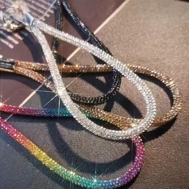 High-End Luxury Rhinestone Pendant Phone Lanyard Fashionable Short Wrist Chain with Full Rhinestone Glass Material