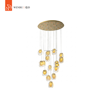 Lustre moderne de luxe avec pendentifs en verre faits à la main et finition en feuille d'or