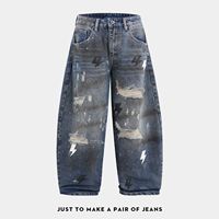 Jean pour homme Y2K en denim déchiré avec patch en cuir, effet vieilli et peinture bleue, style streetwear vintage, qualité supérieure, personnalisable OEM/ODM, collection 2026