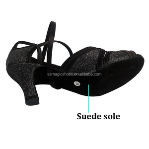 Scarpe da ballo in tessuto nero lucido personalizzate con tacco medio Sole scarpe da sera da donna 6.5CM - Product Image 4