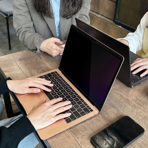 Miếng dán bảo vệ màn hình chống nhìn trộm từ tính khung đen, dễ lắp đặt, chống chói cho Macbook Pro 13.3 inch - Product Image 6