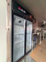 Remorque de restauration mobile à double essieu avec cuisine complète en acier inoxydable pour la vente de snacks, burgers, café et glaces en extérieur