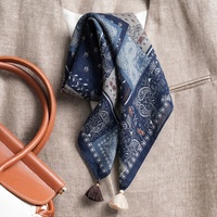 Écharpe en soie patchwork bleu marine personnalisée de 70 cm pour femme, avec pompons, pour le cou et la décoration de sac