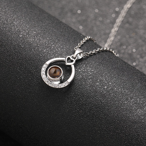Collana con Proiezione Fotografica Personalizzata '<span class=keywords><strong>Ti</strong></span> <span class=keywords><strong>Amo</strong></span>' in 100 Lingue, Ciondolo Rotondo in Zircone con Immagine Nascosta, Regalo Romantico <span class=keywords><strong>per</strong></span> <span class=keywords><strong>Lei</strong></span> - Product Image 1