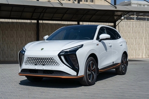 Migliore Offerta Dongfeng Forthing <span class=keywords><strong>FRIDAY</strong></span> 4 Ruote 5 Posti LHD Nuova Auto Elettrica 410km 600km RHD Veicolo Energetico per Adulti - Product Image 2