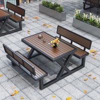 Ensemble table et chaises d'extérieur pour jardin, parc extérieur, usage commercial, table connectée tendance étanche