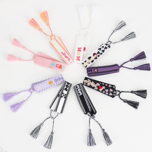 Bracelet personnalisé en tissu tressé avec pompon, logo lettre brodé, ajustable, fait main, pour maman - Product Image 1
