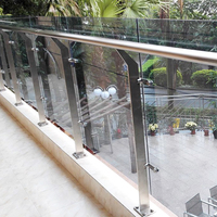 Balustrade en verre et acier inoxydable moderne sur mesure pour balcon avec poteaux à lame, installation facile, fixation au sol