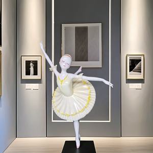 Figurine en résine Ballerine Fille Décorée Sculpture de danseuse de ballet en fibre de verre de taille réelle faite à la main - Product Image 1