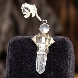 คริสตัลเพนดูลัม โซ่เงิน หินควอตซ์ใส แกะสลัก แบรนด์ Rozrincrystals.com ผลิตที่กูร์การัต สำหรับงานศิลปะฮวงจุ้ย ของสะสม - Product Image 3
