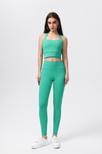 Conjunto deportivo para yoga y running, con top estilo sujetador y pantalones sin espalda con tirantes cruzados: cómodo y ajustado al cuerpo. - Product Image 2