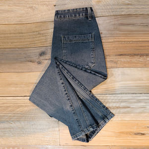 Jeans fuselés pour hommes en denim bleu délavé, décontractés pour le quotidien, avec étiquette personnalisée, vente en gros et approvisionnement en vrac - Product Image 4