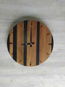 Horloge murale artisanale en résine de qualité supérieure avec cadre en bois et texture lisse, conçue pour rehausser la décoration intérieure - Product Image 2