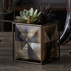 Macetero Geométrico de Metal para Flores, Cubo para Suculentas, Centro de Mesa para Bodas y Eventos, Decoración Personalizada en Tamaño y Forma, Hecho a Mano - Product Image 1