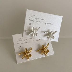 ต่างหูแฟชั่นสีทองต่างหูดอกไม้สไตล์วินเทจสุดหรูดีไซน์ดอกไม้ - Product Image 1