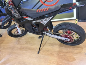 Motocicleta Leopard Cheetah EXE 880, Velocidad 120 km/h, Autonomía 104 km, Vehículo para Aventuras al Aire Libre - Product Image 3