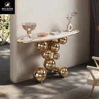 Table console sur mesure OEM d'usine, miroir doré brillant, base sphérique, plateau en pierre frittée, table de hall d'entrée de villa de luxe