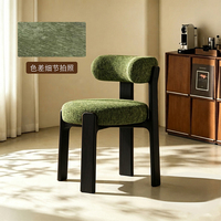 Chaise de salle à manger moderne de luxe léger en velours côtelé, avec revêtement en lin couleur Monet, ergonomique, écologique, et structure en bois.