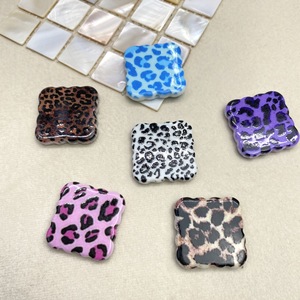 Perles plates carrées en acrylique à imprimé léopard avec trous droits pour la fabrication de sangles de téléphone, porte-clés, stylos et accessoires pour cheveux DIY - Product Image 3