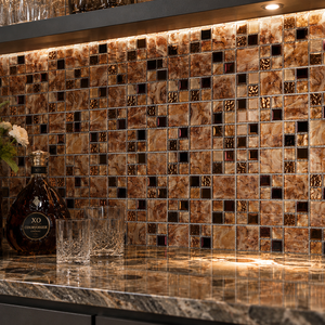 Mosaïque de verre mélangée ambre et or pour la décoration de bars et crédences de cuisine de luxe - Product Image 3