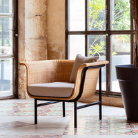 Ensemble de salon d'extérieur en rotin de style sud-est asiatique avec fauteuils nid d'oiseau et table basse sur pied pour cour, villa, gîte, jardin