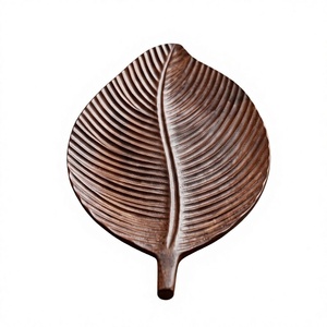 Plato decorativo de madera con forma de hoja, hecho a mano, con diseño minimalista de plantas grabadas, tabla para servir hamburguesas de acacia - Product Image 1