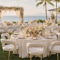 Chaise de mariage moderne en bouclette avec dossier ouvert en forme de C et pieds en acier inoxydable doré pour la location d'événements commerciaux