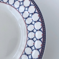 Assiette en céramique à bordure géométrique en dentelle bleue et rouge pour la maison, l'hôtellerie, la restauration, la salle à manger, le service de nourriture et la décoration de table