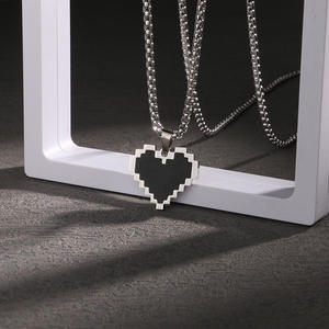 Collar con Colgante de Corazón de Acero Inoxidable, Cadena de Eslabones con Corazón Pixelado Negro de 70 cm, Estilo Moderno para Hombres y Mujeres, Joyería Urbana - Product Image 1