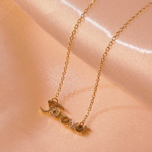 Élégant collier pendentif en chaîne à maillons en acier inoxydable 304 plaqué or 18 carats avec perles et diamants Style religieux en forme de lettre disponible - Product Image 1