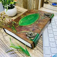 Hibiscus – livre d'ombres en cuir fait à la main et écologique, avec crochet en C robuste, papier Kraft recyclé
