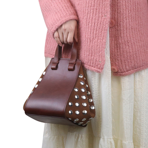 Sac seau mini en cuir suédé avec rivets, personnalisable avec logo, vente en gros d'usine, sac à main bandoulière pour femme - Product Image 1