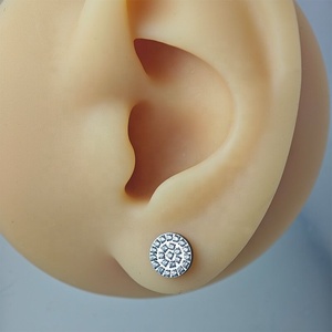 Orecchini in Titanio G23 Grado Impiantabile con Zirconi per <span class=keywords><strong>Piercing</strong></span> <span class=keywords><strong>Trago</strong></span> e Cartilagine, Regalo di Fidanzamento e Matrimonio, per Bambini, Personalizzabili, Vendita all'Ingrosso - Product Image 4