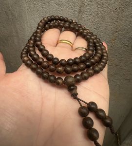 Bracelet en bois d'agar indonésien de 6 mm – Teinte chocolat riche, haute densité d'huile, parfum puissant, bracelet de prière bouddhiste en bois d'agar - Product Image 1