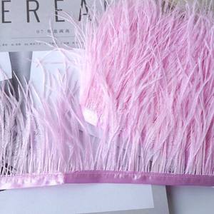 Plumas de <span class=keywords><strong>Avestruz</strong></span> Artificiales al por Mayor en Azul Rey, Blanco Marfil, Verde, Morado, Fucsia, con Patrones Teñidos para Decoración y Adornos - Product Image 4